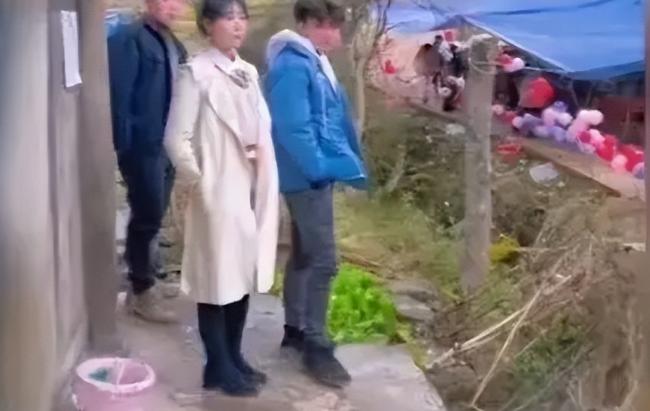 多大的缘分啊！1998年，福建农妇因弄丢儿子，被婆家埋怨想跳桥轻生，谁料在桥下捡