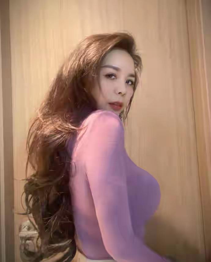 花一下午时间整理房间，擦拭灰尘、摆放绿植，看着整洁明亮的空间，心情也跟着豁然开朗