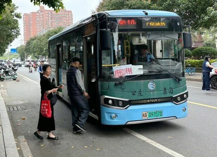 福州公交集团优化提升远郊线路服务品质同时，闽侯县域公交线网正加快整合，朝着区域线