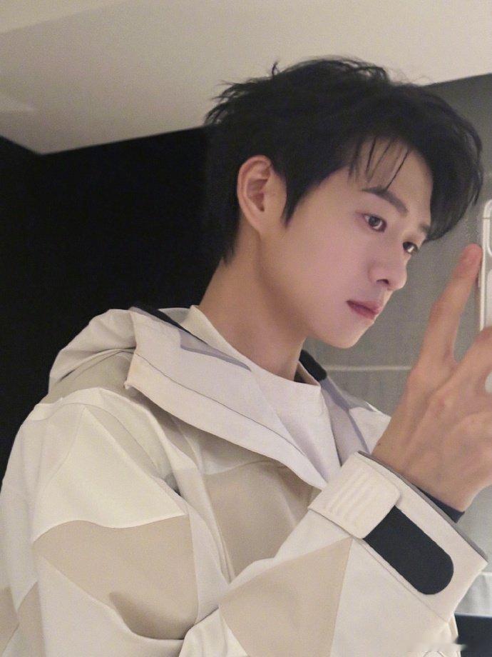 魏大勋魏大勋杨迪你们不要再打啦这俩人是有点幼稚在身上的！魏大勋杨迪玩香蕉节拍器，