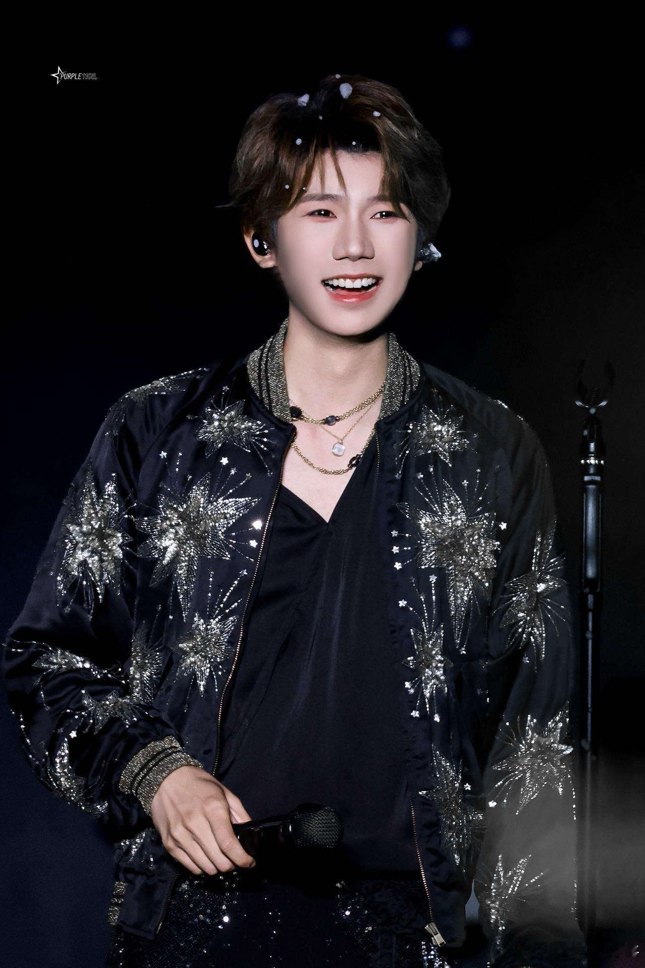 王源工作室出图 泡泡岛音乐节全新造型解锁，鎏金亮片西装华丽耀眼，鎏金斗篷自带光环