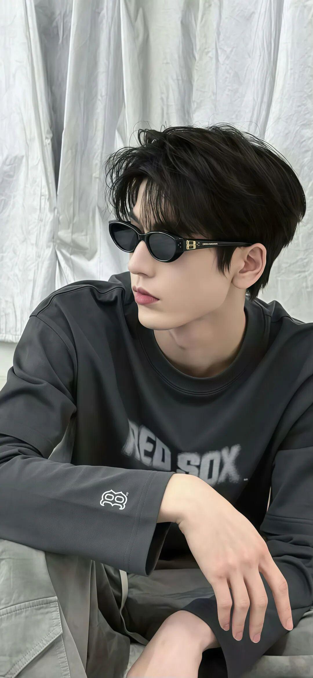 宝格丽代言人名单不如好好欣赏张凌赫的颜值吧，真的太帅了！ 