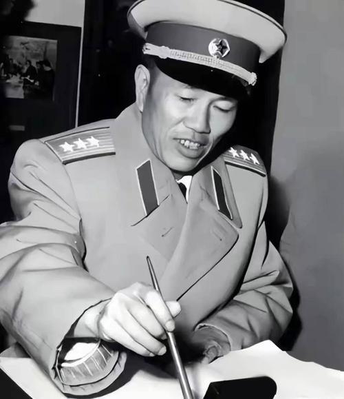 要说新中国成立后镇守东北的沈阳军区司令员，邓华绝对是个人物！这位老将军可是个文武