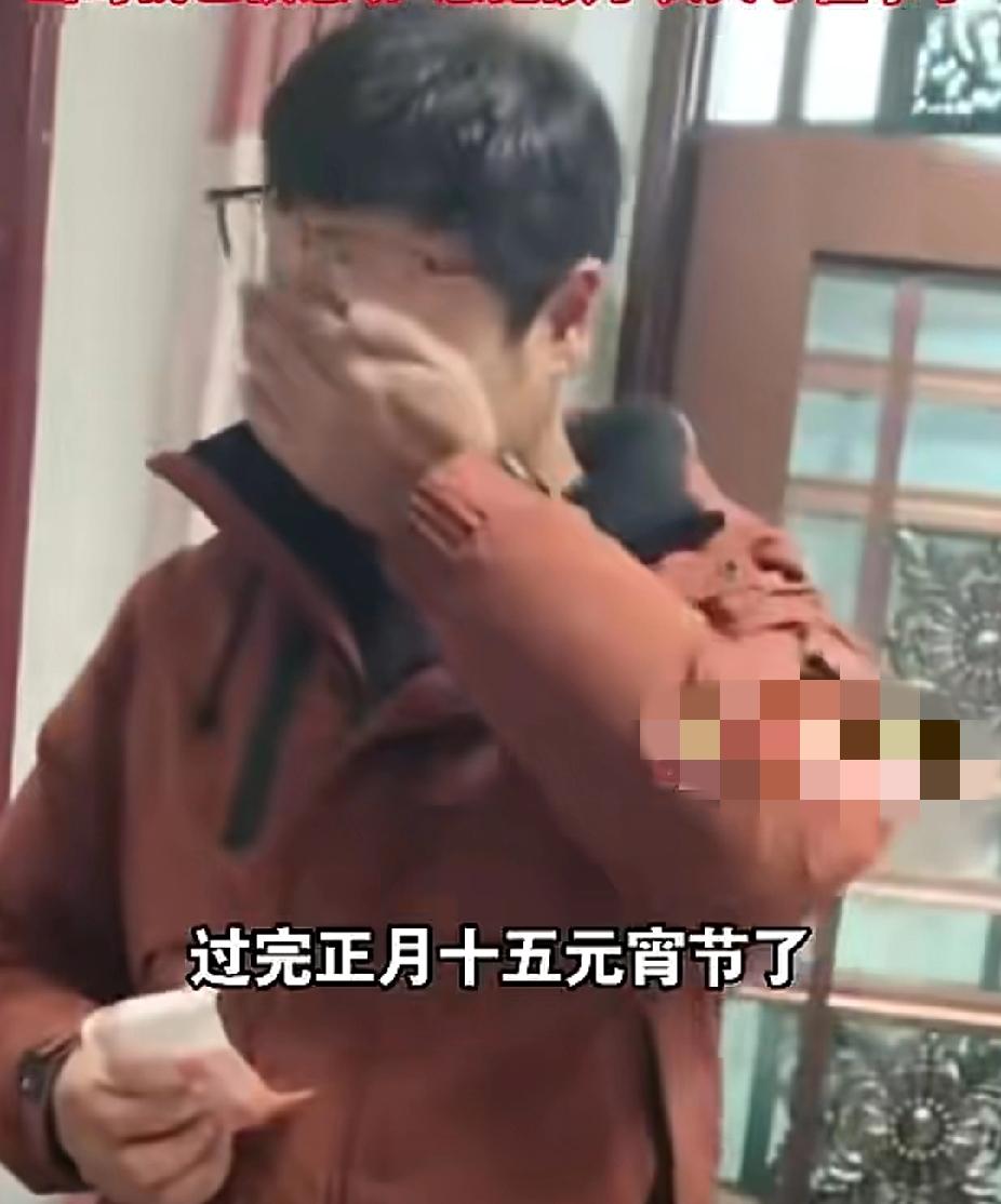 看哭了！元宵节后爸爸去东北打工，8岁儿子一边哭边给爸爸装好吃的，还将102元钱塞