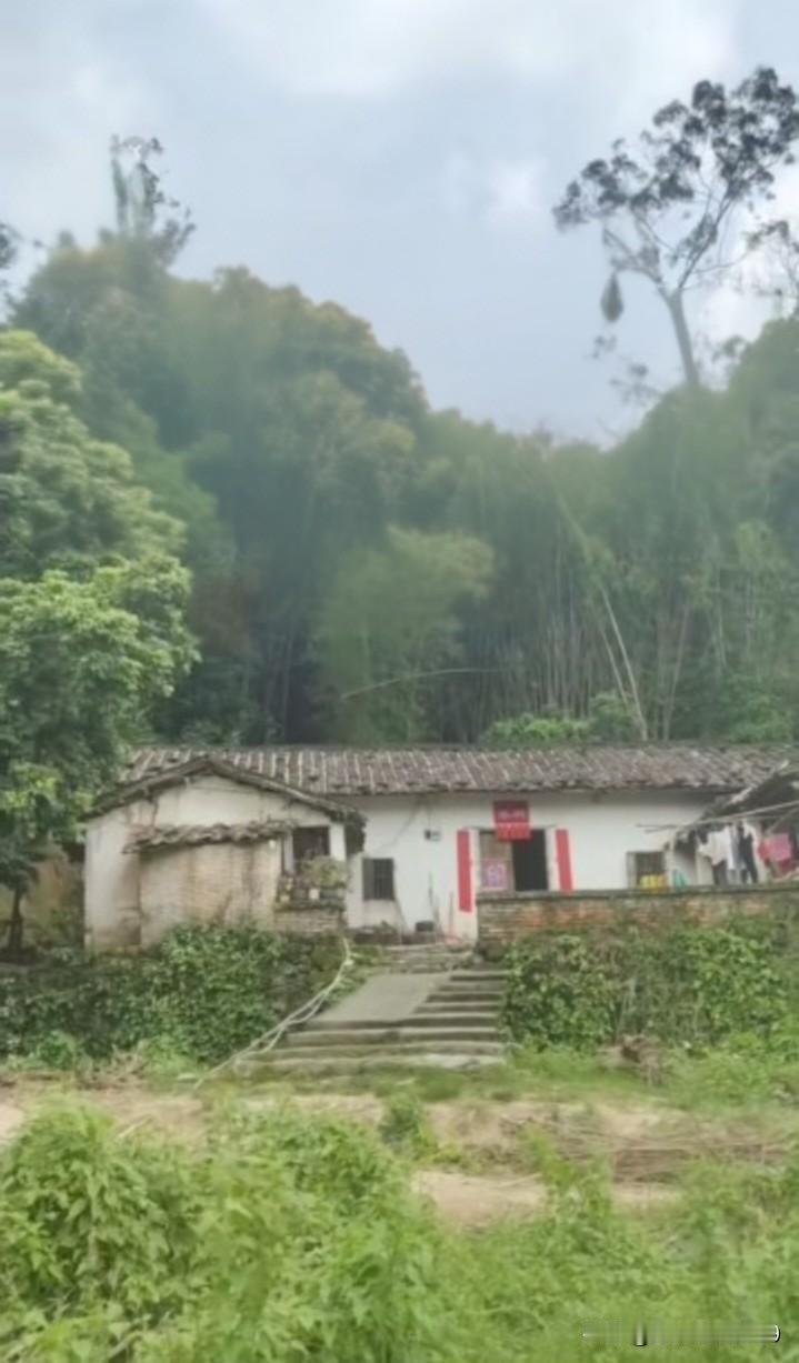 这座房屋是广西一个小山村最破旧的房子。别小瞧它，如今它可是名声在外，出了两位名牌
