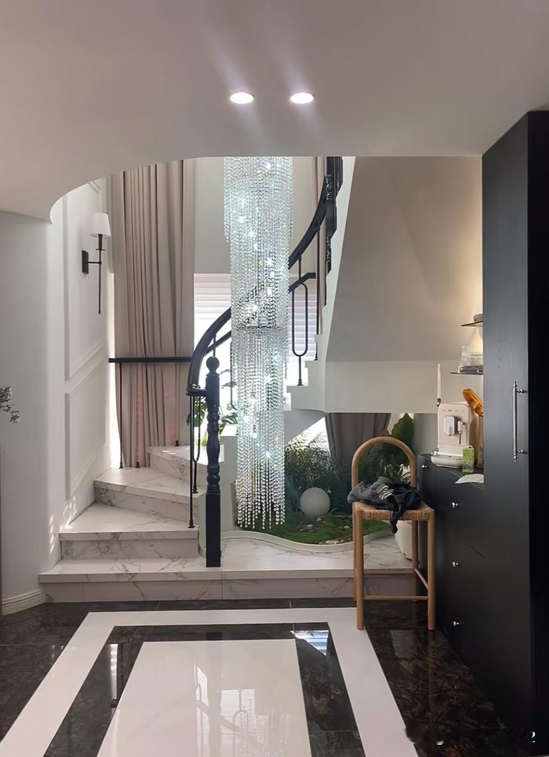 没有别墅命，买了别人不要的顶楼
没攒下买别墅的钱，却捡漏了别人嫌弃的顶楼
别人说