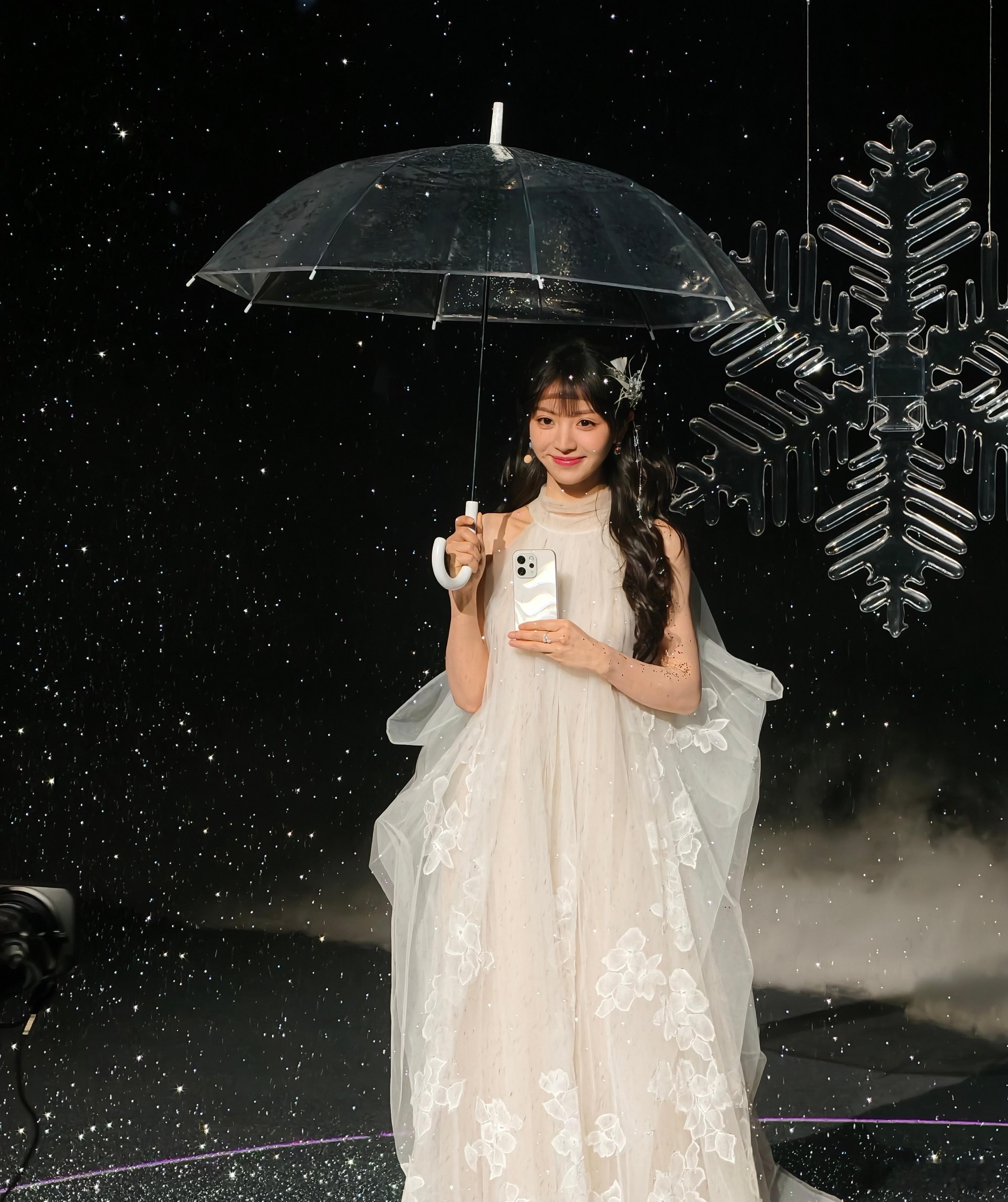 田曦薇给我下了一场告白雪vivo S50发布会灯光聚焦、伞下小田的惊鸿一接，到雪