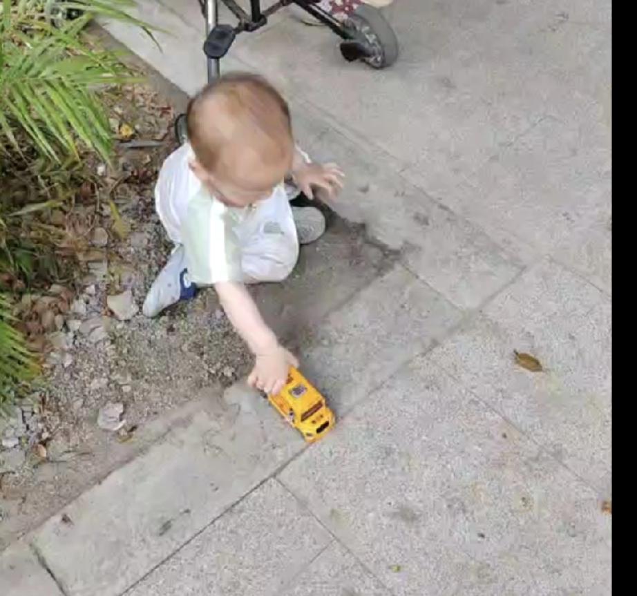 分享轻松带娃心得。说实在话，带娃只要会带，也没什么辛苦可说。我发现，每当娃要吵要