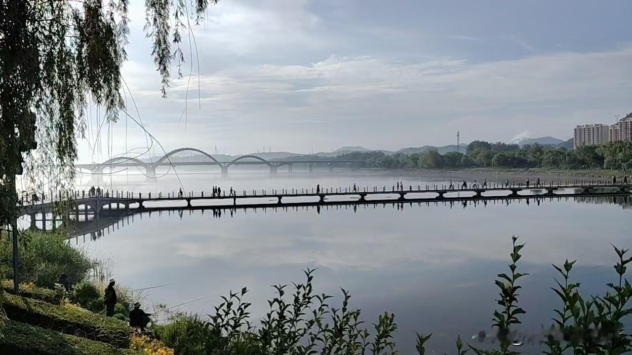 雨后清晨滦水湾
薄雾清云静悠然
漫步于此心情悦
手机定格留瞬间
 [笑]   [