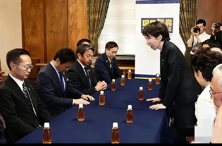 这一次，终于戳中日本命根子了
之前打了这么多牌，稀土、甚至经济反制，人家根本不当