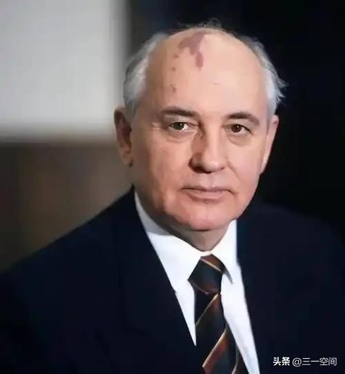 1991年12月25日美国搞垮苏联时，戈尔巴乔夫60岁。预测2027年美国自己搞