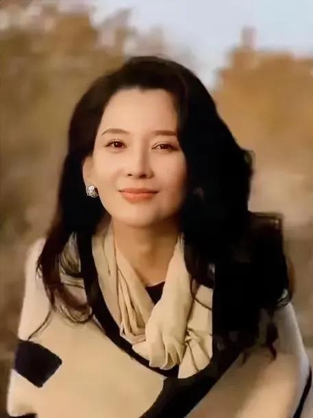汪峰新女友雍容华贵，比较大气，气质比章子怡好多了。汪峰的女友，妻子，可以说一个比