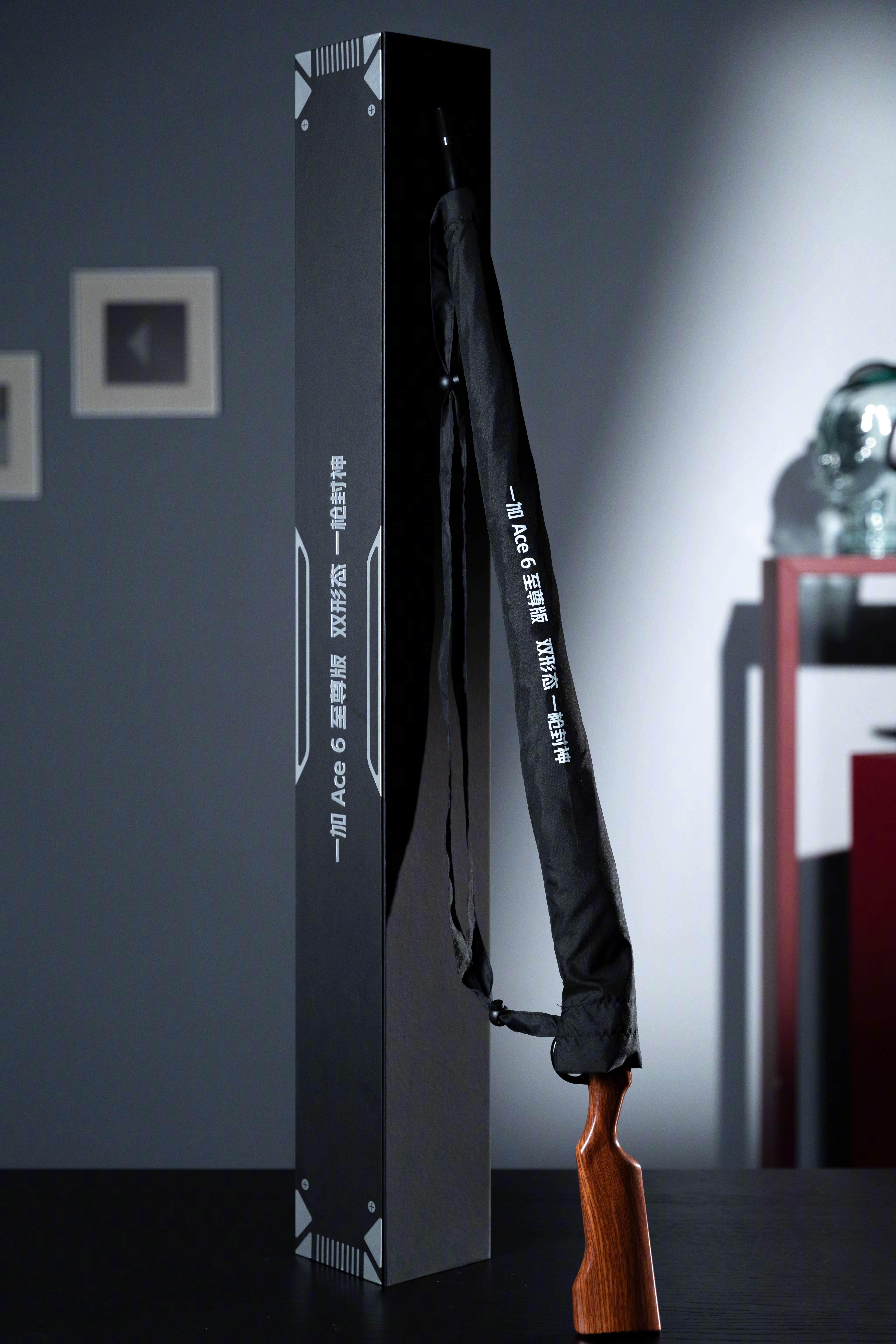 太会整活了，连邀请函都做得这么有意思。一加这次寄来的邀请函，居然直接做成了 98