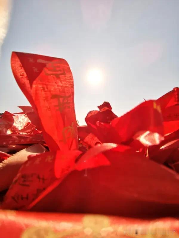 我觉得最美好的祝福就是“愿你平安喜乐”。在这复杂世界，生活压力大，意外和疾病随时