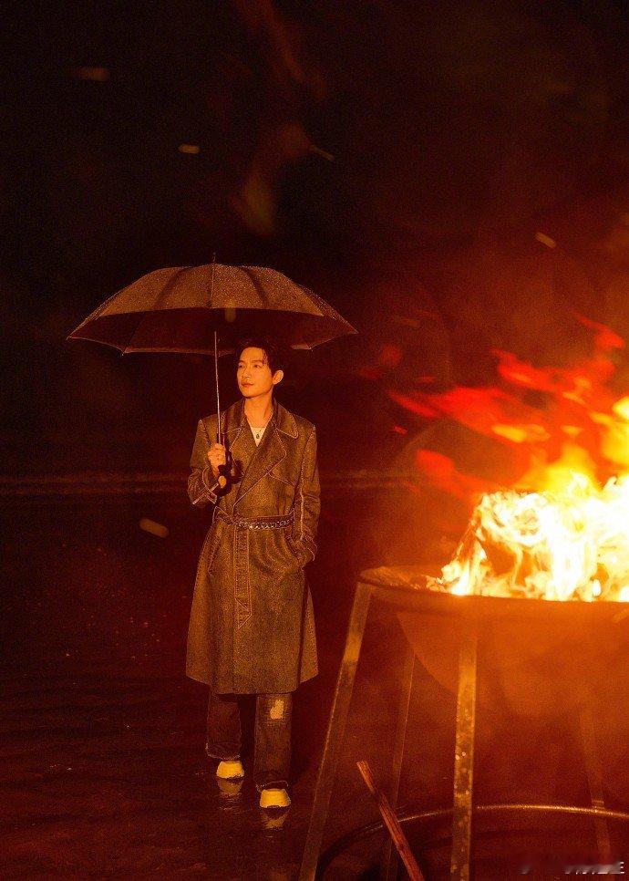 #陈楚生翻领牛仔风衣#陈楚生宛如一颗璀璨之星，翻领牛仔风衣加身，潇洒随性之气扑面