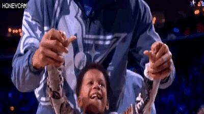 4岁儿子给对手疯狂鼓掌，亲爹一把按住他的手。
 
字母哥压低声音：“我们不支持他