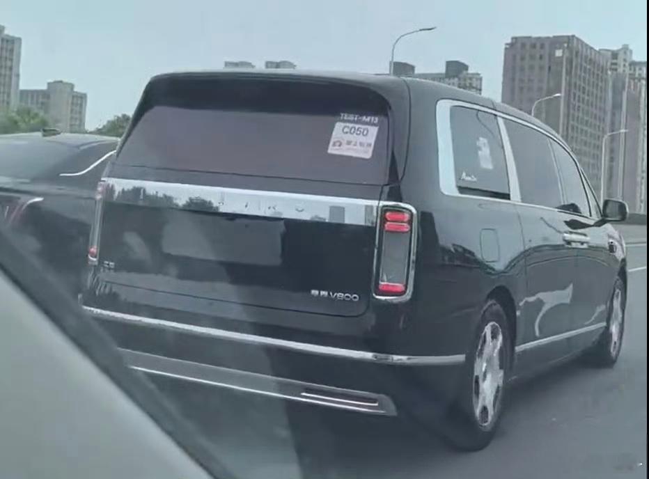 尊界MPV  V800无伪装实车图来了这一长条大镀铬，你们觉得尊不尊