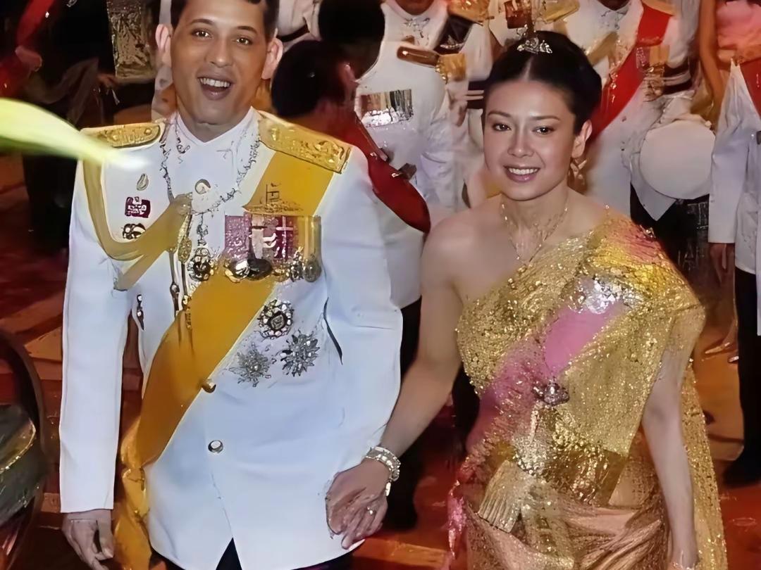 这个女人，才是泰王的最爱吧！
西米拉，是泰王第三任王后，也是他最爱的女人，虽然她