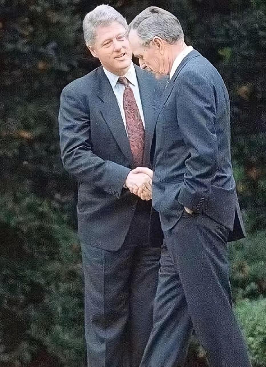 1992年，年轻克林顿击败资深老布什，当选美国第42任总统。

老布什虽然没有继