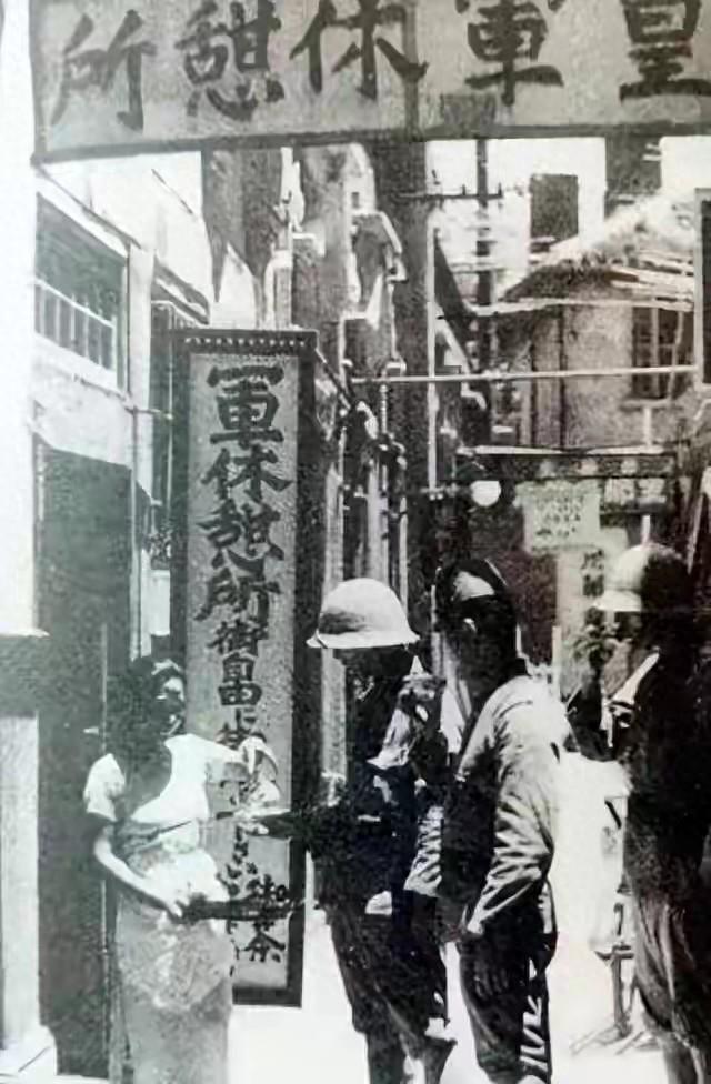 鬼子排队施暴，把慰安妇当机器保养过往路过街角那座挂着雅致牌子的院落，当地人都吓得