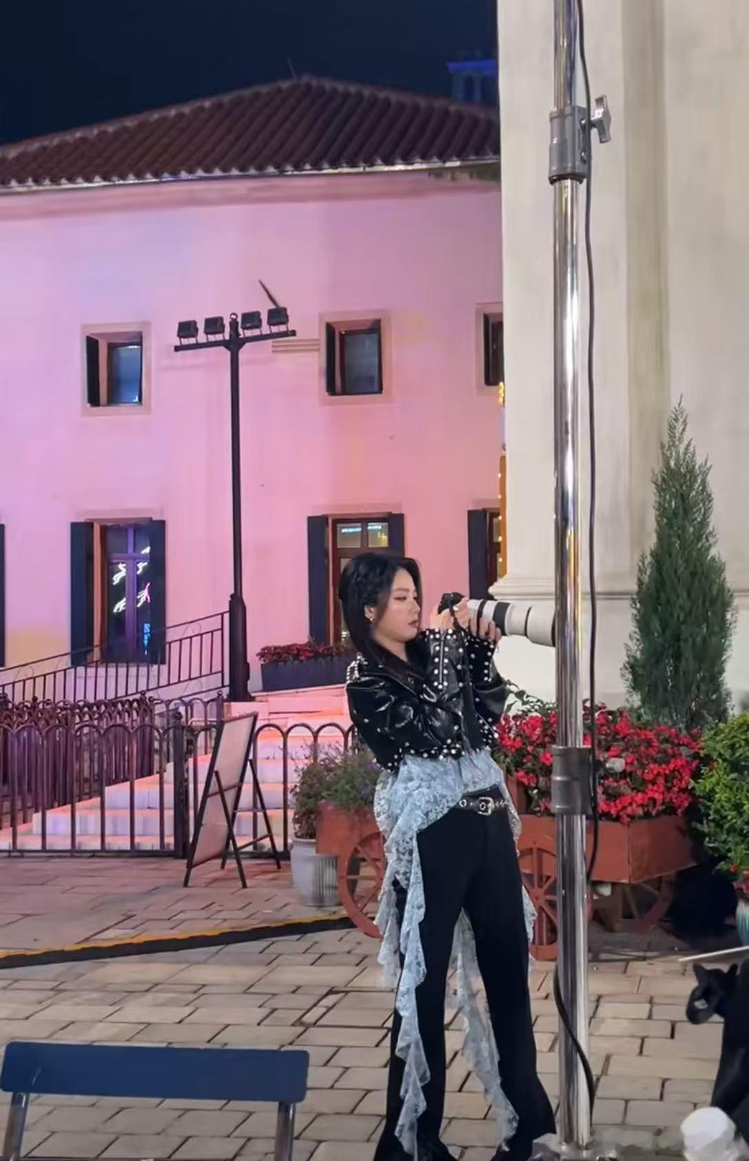 喻言给韩红当站姐 路透直接嗑拉！喻言一边紧盯韩红彩排，一边狂按快门，时不时露出姨