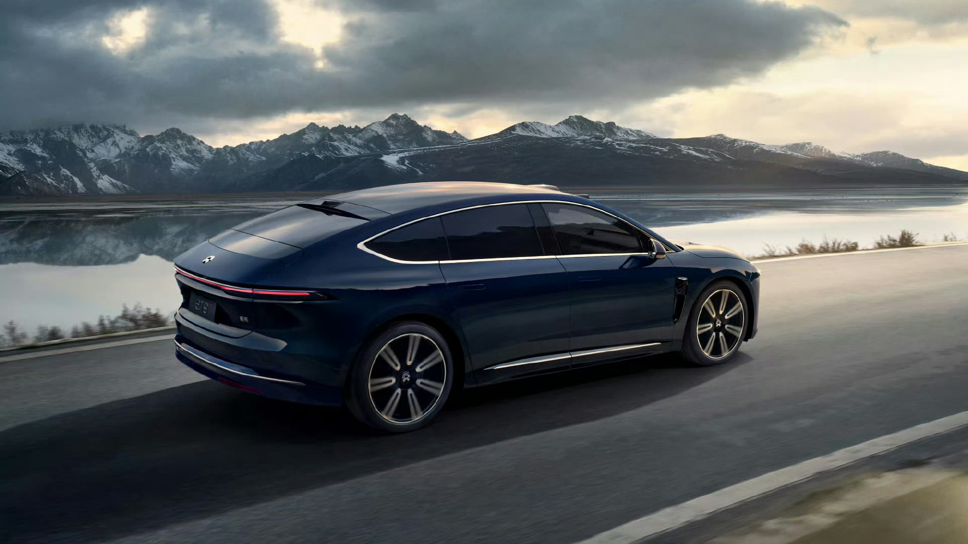 蔚来ET9，看造型确实挺高级普通版78.8万，首发限量81.8万还有租电方案，分