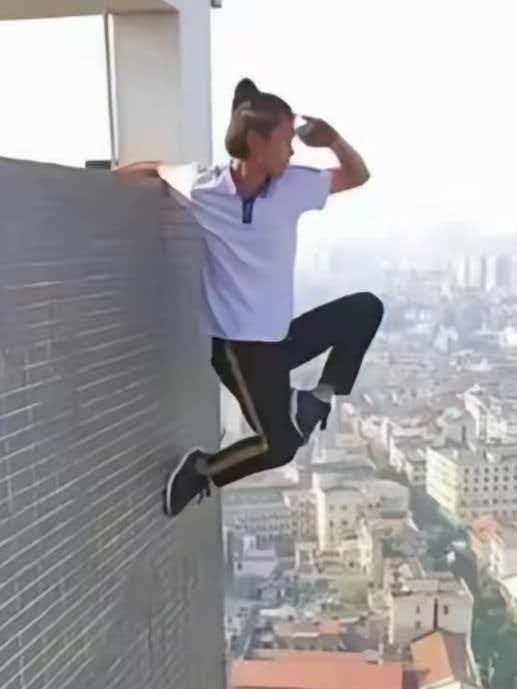 湖南宁乡的吴永宁，13岁丧父，母亲患精神病，高二没读完就出去谋生，在横店当武替，