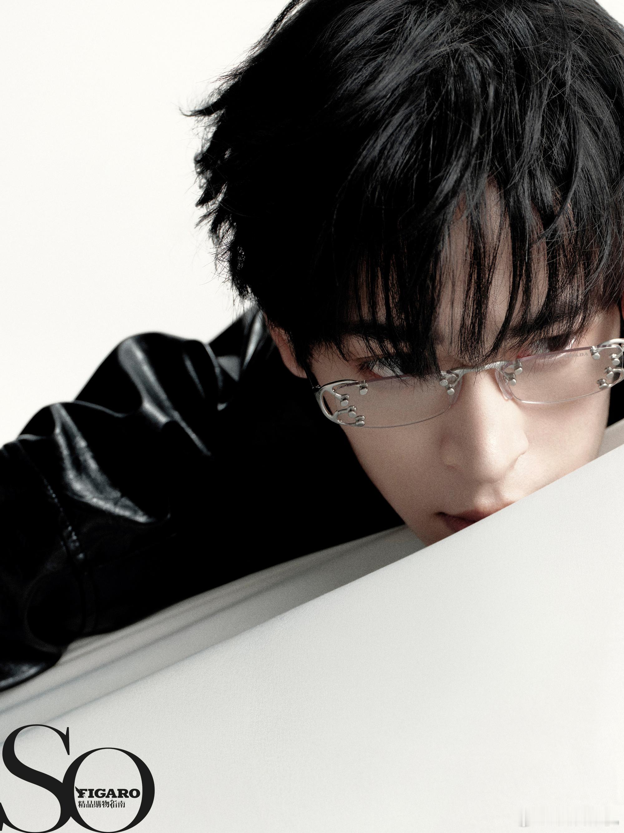 心愈澄澈，扉页新启。欢娱影视演员SoFigaro弭金自如平衡大片 今日释出。 