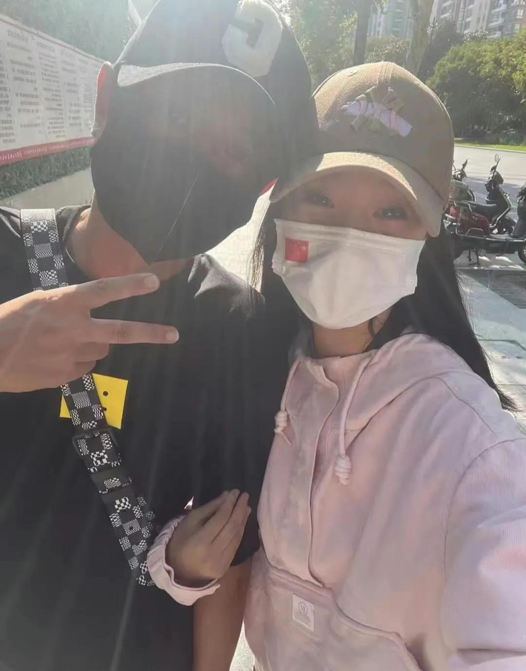 看第一张照片还以为文章和马伊琍复合了呢，女儿这眼睛太像马司令了，但都说女儿随爸，