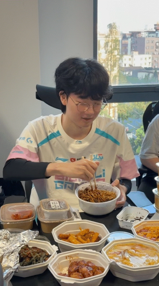 拌面把自己拌开心了