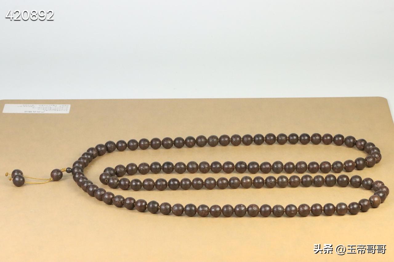 清代  老沉香素珠108佛珠。孔道嵌铜。收藏礼佛甄品。

规格：1.6cm