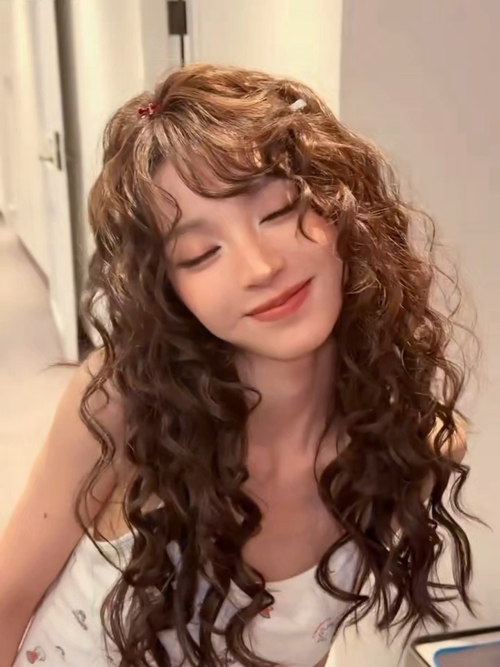 田曦薇 谁能拒绝田曦薇的羊毛卷！蓬松软糯的卷发修饰脸型，自带洋娃娃滤镜，灵动俏皮