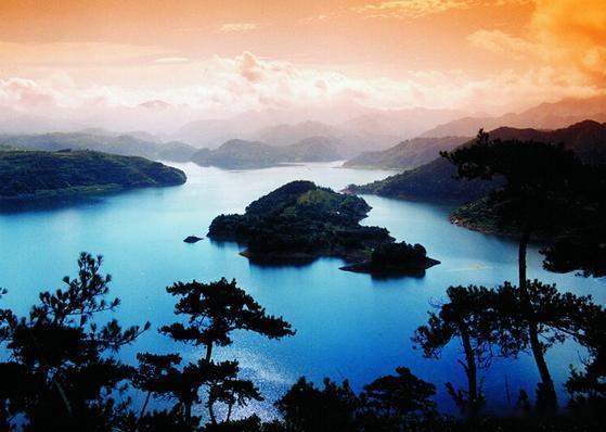 【沃洲湖】因沃洲山而名，位于新昌县城东南12公里处。平坦幽闲，丛生兰芷，泉甘土肥