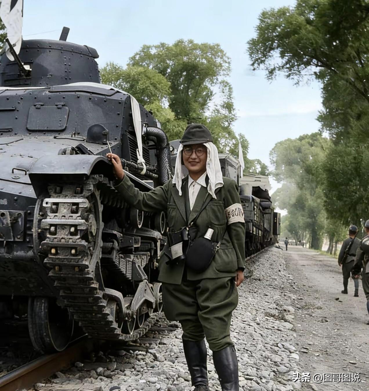 日军随军记者竟然是这个打扮，不知道的还以为是个大疯子呢！
这名女记者名叫山岸英子
