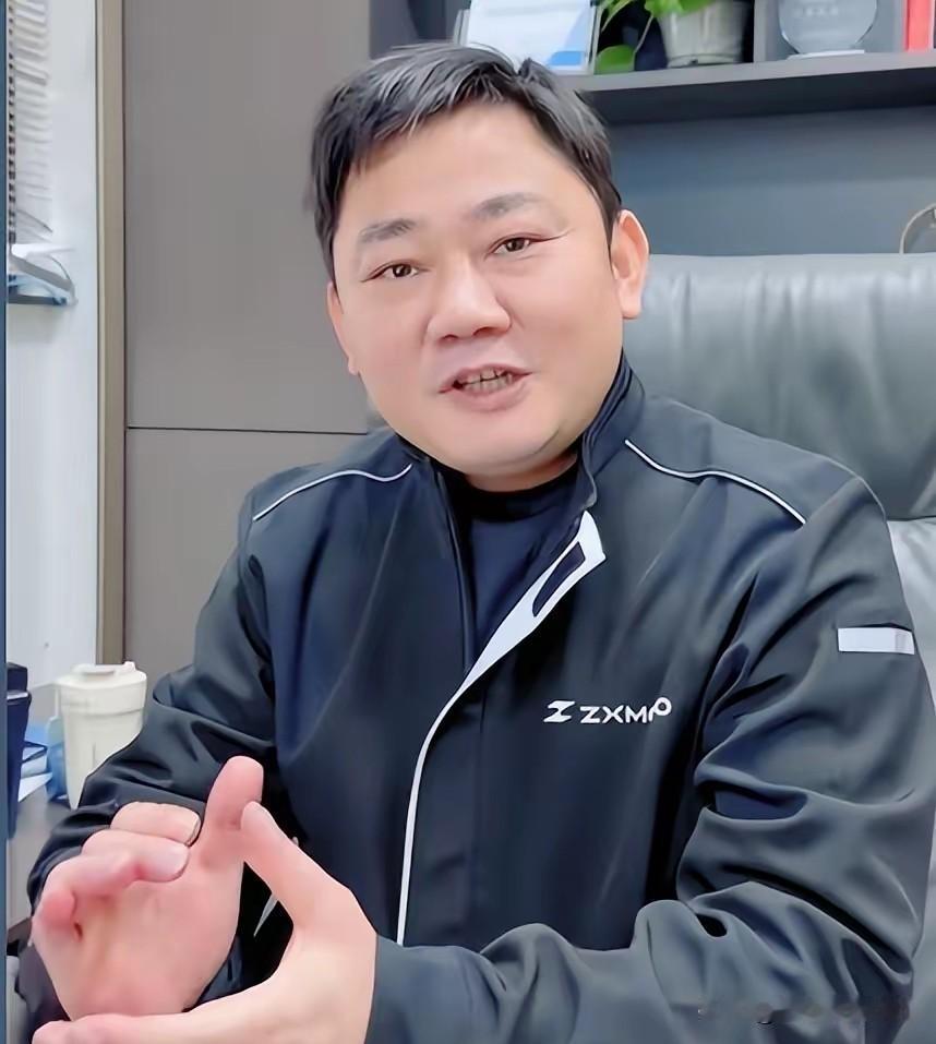 “张雪机车”，这个名字一出现就说明中国工业技术的爆发期来了。
张雪本人，学历是初