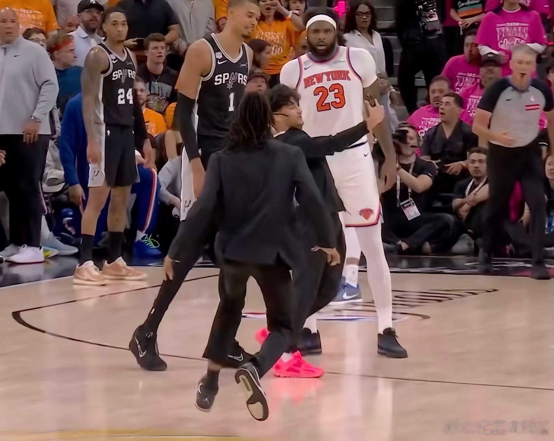 NBA总决赛球迷冲场文班这表情都准备3.2.1“茄子”了，哈哈哈🤣
