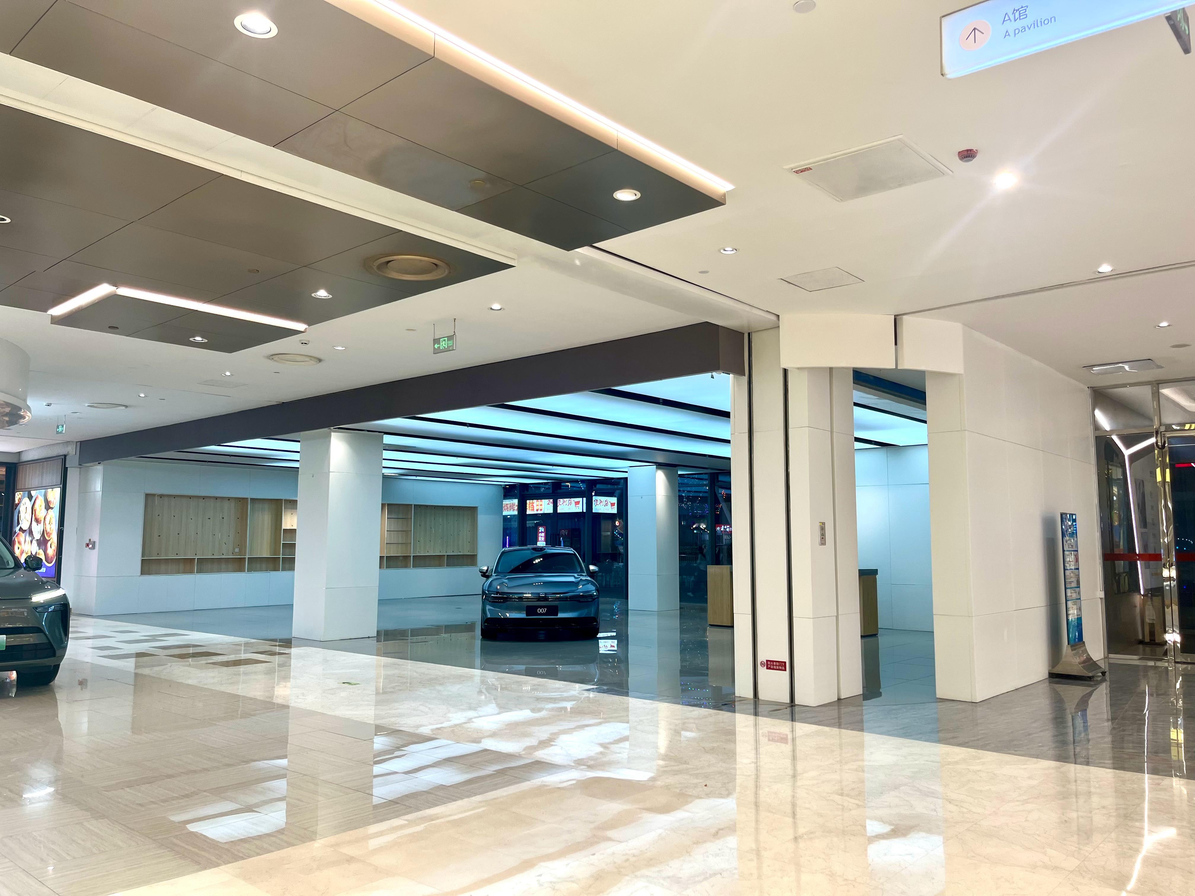 这个极氪门店应该是搬到另一个地方了就剩下一台007在这里看店好心动好想开走 ​​