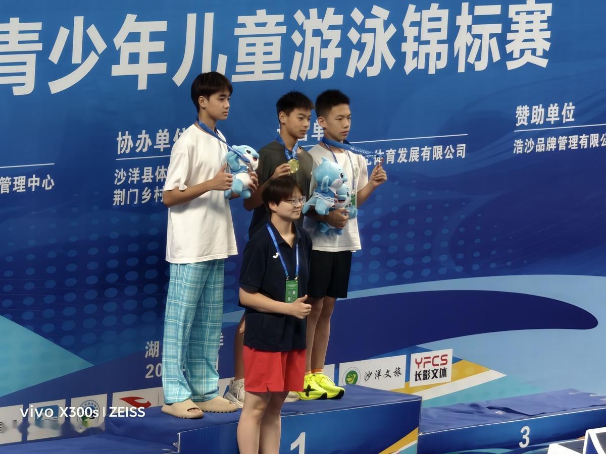 “这孩子太争气了！”湖北武汉，一名13岁少年参加省青少年游泳锦标赛，5天赛程拿下
