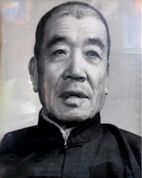 陈永贵和开国上将陈士榘是老朋友，他还亲自下厨为陈士榘做山西刀削面。吃完饭就一起聊