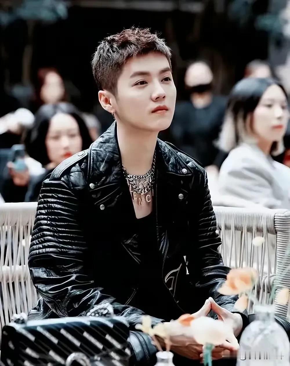 鹿晗寸头造型，帅炸了！