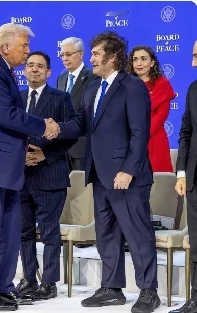 米莱见特朗普穿运动鞋，这波操作太有“个性”了！

阿根廷总统米莱出席达沃斯论坛，