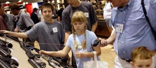 美国民间分散了4亿支枪，为什么美国人造反比登天还难，说白了，美国民众确实有枪，但