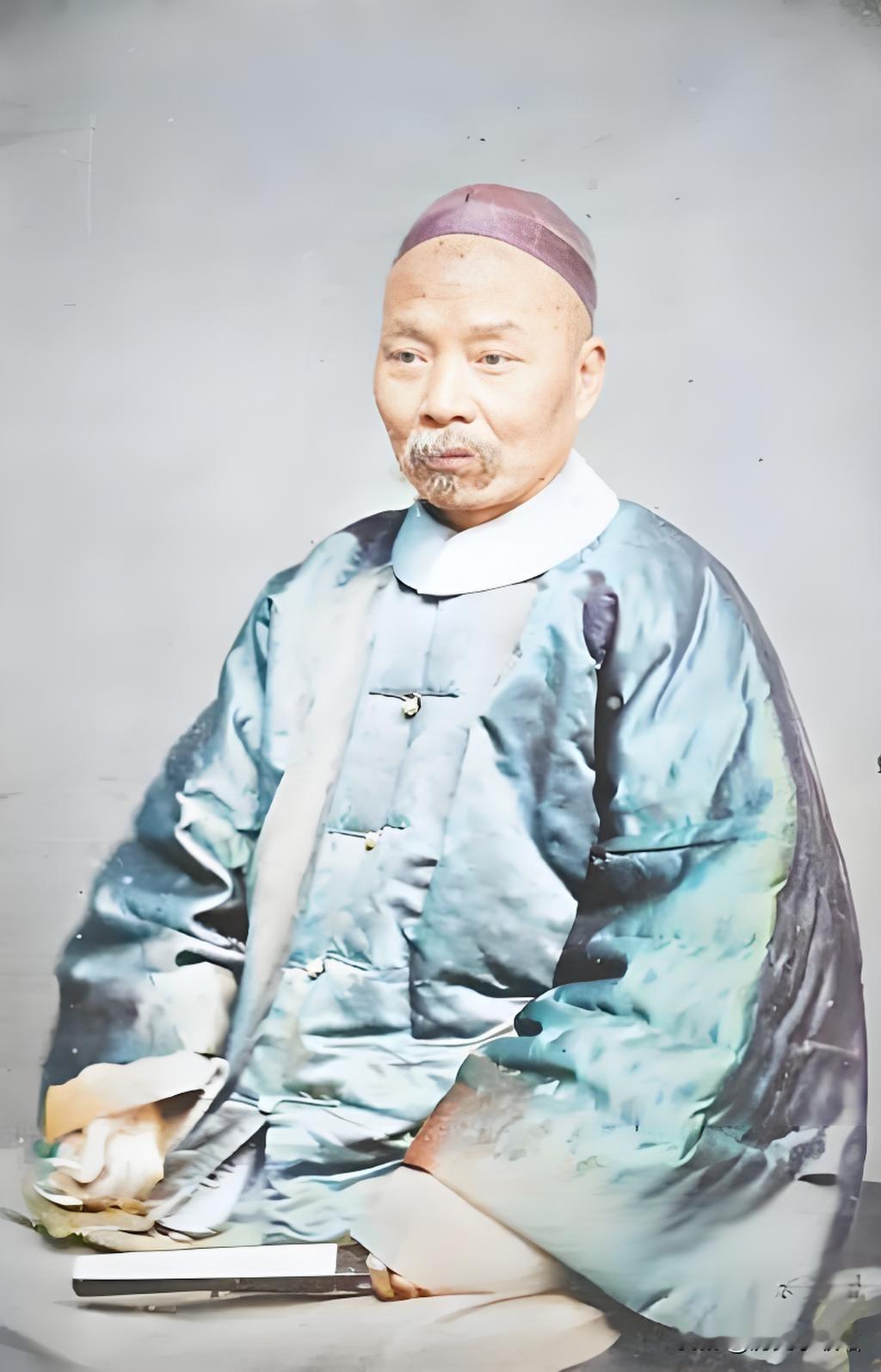 照片是1868年，英国摄影师爱德华·邦斯·德鲁为江西九江知府同知（正五品）秦奎康
