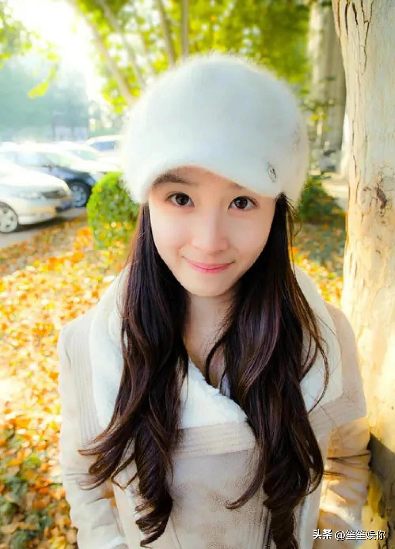 我感觉章泽天处境挺尴尬的，显而易见，她老公的事业是不让她靠近的，只能混混名流圈，