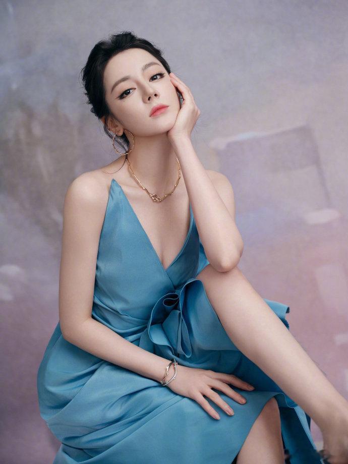 迪丽热巴甜品女神迪丽热巴以轻盈姿态碰撞梦幻格调 迪丽热巴甜品女神，迪丽热巴以轻盈