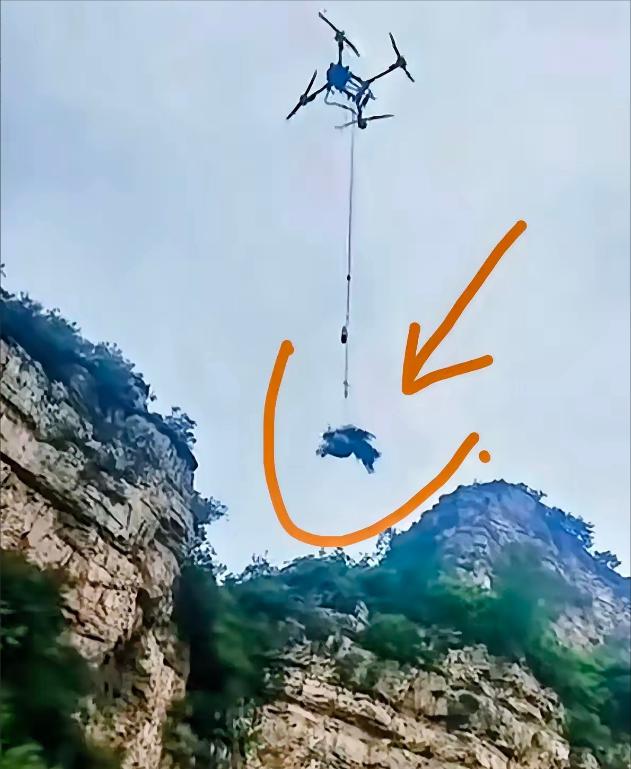 程梦园最终以这样的方式回到了家，无人机将她带出了山谷。据说程梦园被发现时，身体挂