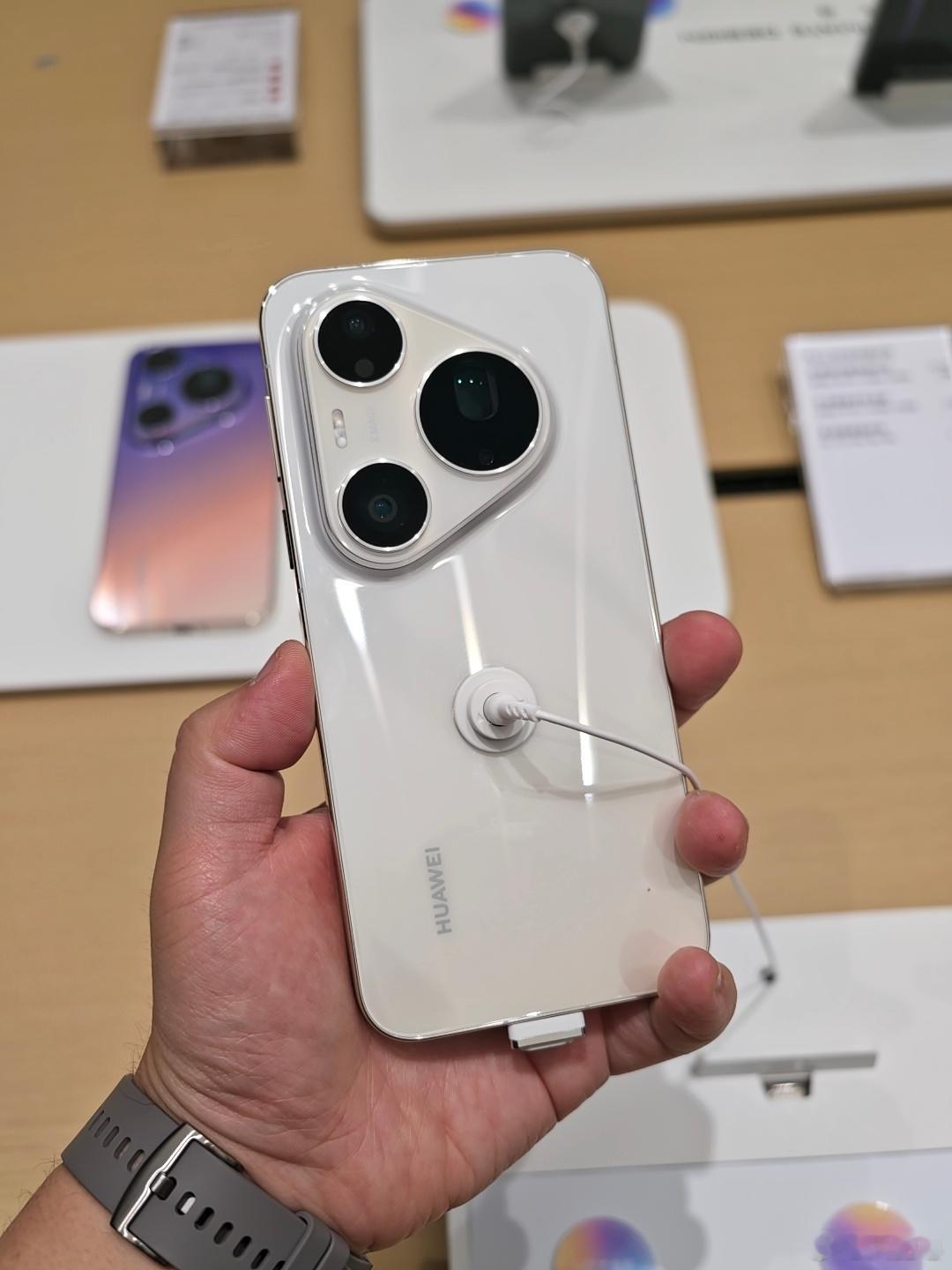 华为这一代的白色机型质感不错，尤其是Pura90 Pro Max，有一种暖暖的奶
