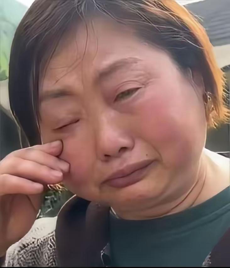 前阵子救灾的时候，有个在一线忙得脚不沾地的村支书，被人拍了视频放到网上，说她戴的
