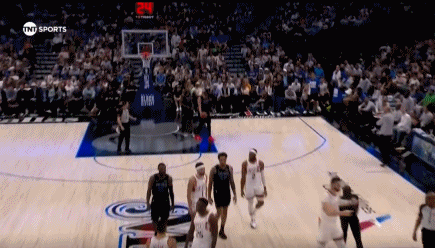 NBA赛场镜头：东契奇大力扔球给裁判，被吹T！
  现在的NBA裁判怎么跟我们国