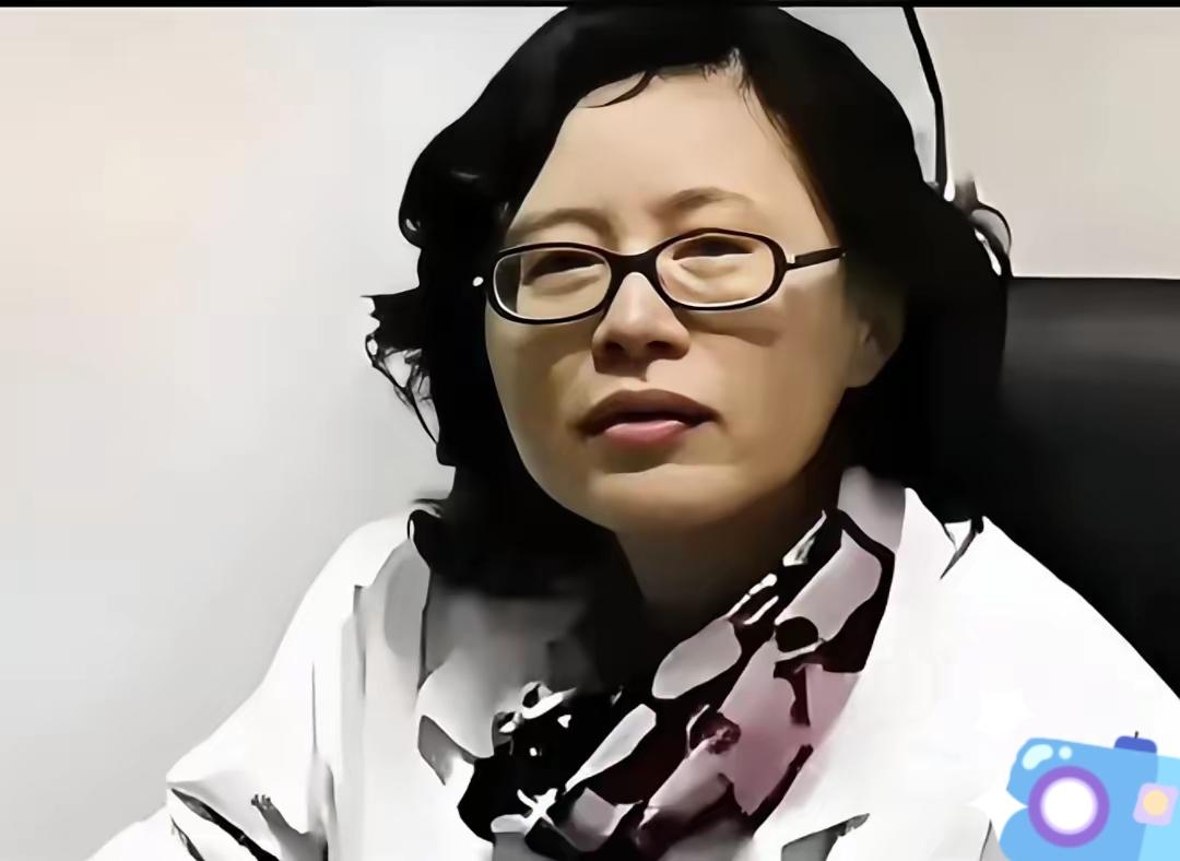 兰越峰，女，62岁。原绵阳人民医院超声科主任，资深超声专家。因为实名举报医疗乱象